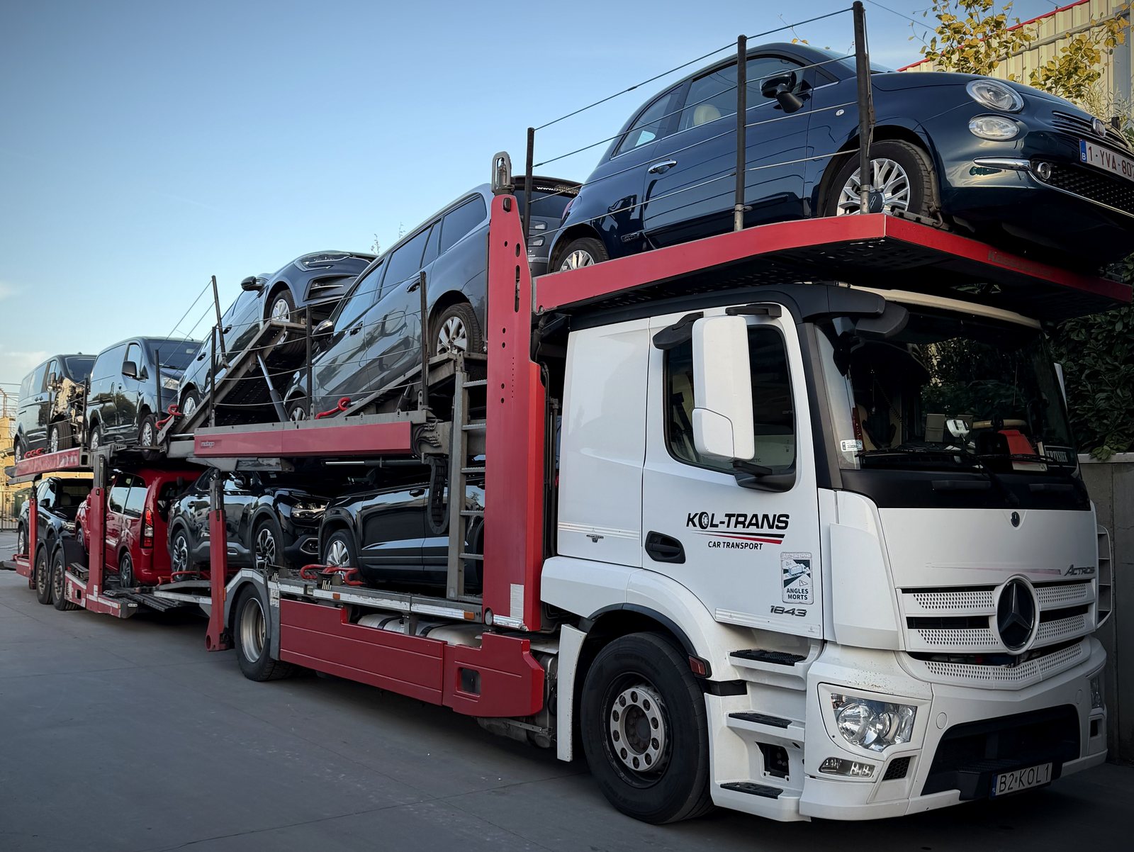 Przód białego Mercedesa-Benz Actros Kol-Trans z załadowaną naczepą