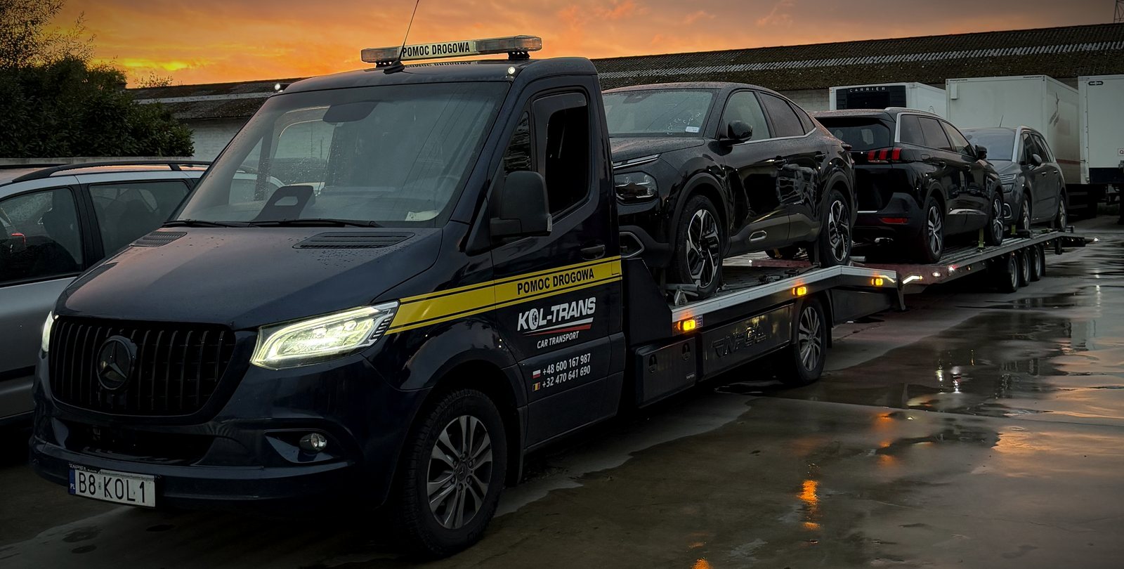 Ciemna laweta Mercedes-Benz Sprinter Kol-Trans z przyczepą pełną aut o zachodzie słońca
