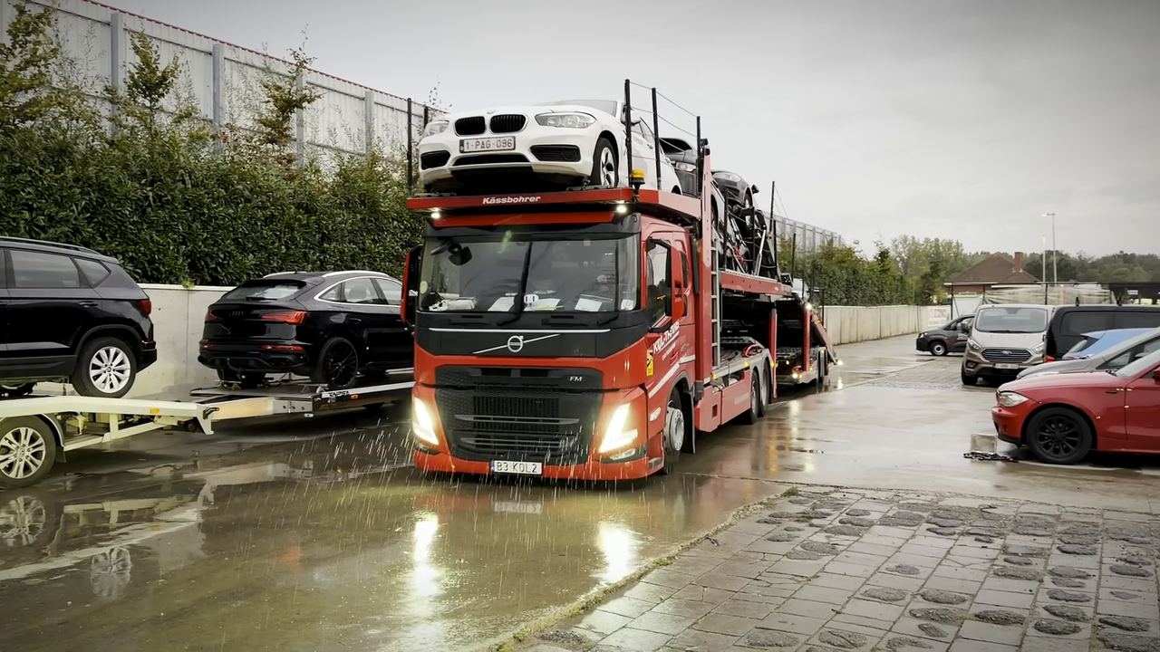 Nagranie: autotransporter Kol-Trans i samochody na placu załadunkowym w Belgii w ciągu dnia