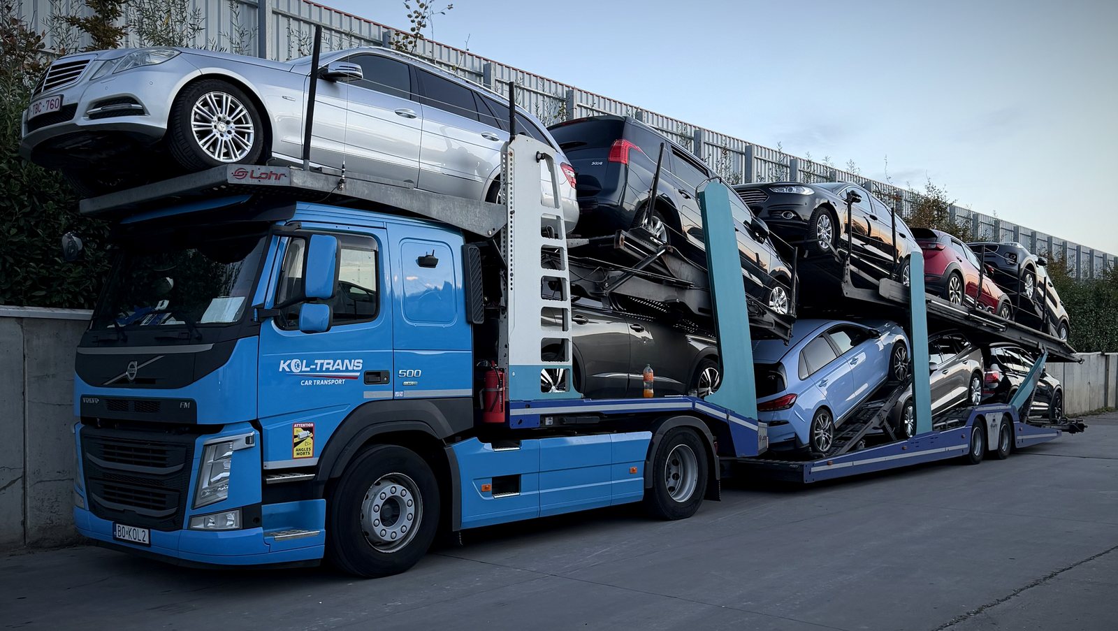 Niebieski zestaw Volvo FM Kol-Trans z boku, dwa pokłady aut